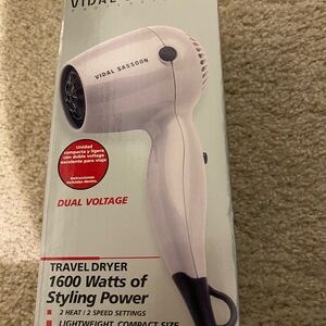 Brand New In Box VIDAL SASSOON White 1600 Watts DUAL VOLTAGE Travel Size Dryer